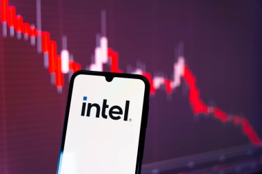 Prag, Çek Cumhuriyeti - 720 2024: Intel logosu gösteren akıllı telefon