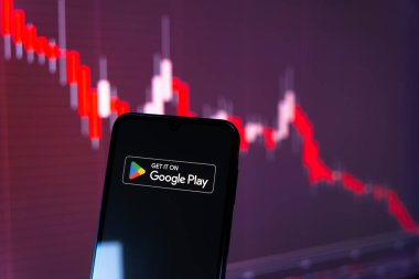 Prag, Çek Cumhuriyeti - 720 2024: Google Play logosunu gösteren akıllı telefon