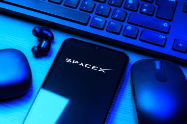Prag, Çek Cumhuriyeti - 720 2024: SpaceX logosunu gösteren akıllı telefon