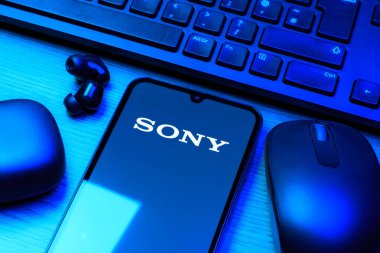 Prag, Çek Cumhuriyeti - 720 2024: Sony logosunu gösteren akıllı telefon