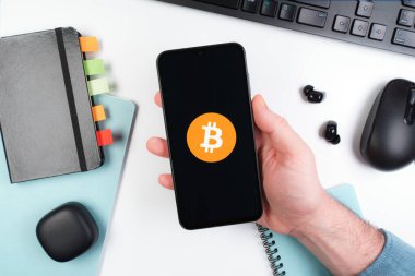 Prag, Çek Cumhuriyeti - 720 2024: Bitcoin logosunu gösteren akıllı telefon
