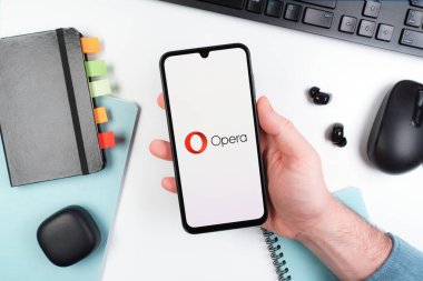 Prag, Çek Cumhuriyeti - 720 2024: Opera logosunu gösteren akıllı telefon