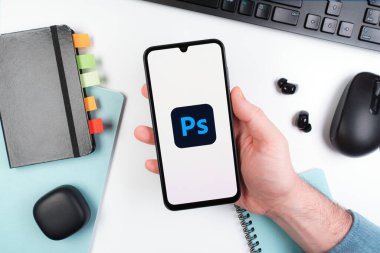 Prag, Çek Cumhuriyeti - 10 21 2024: Yüzeyde Photoshop logosu gösteren akıllı telefon