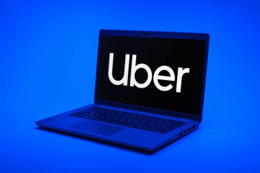 Prag, Çek Cumhuriyeti - 10 21 2024: Uber logoyu gösteren bir defter.