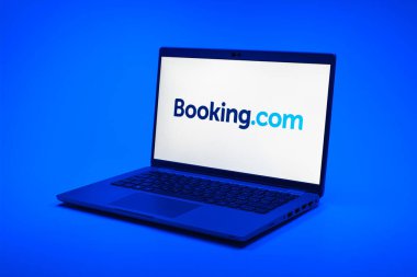 Prag, Çek Cumhuriyeti - 10 21 2024: Booking.com logosunu gösteren bir defter.