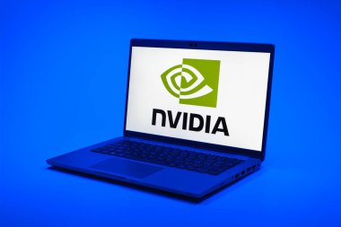 Prag, Çek Cumhuriyeti - 10 21 2024: Nvidia logosunu gösteren bir defter.