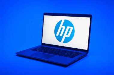 Prag, Çek Cumhuriyeti - 10 21 2024: Yüzeyde HP logosu gösteren defter.