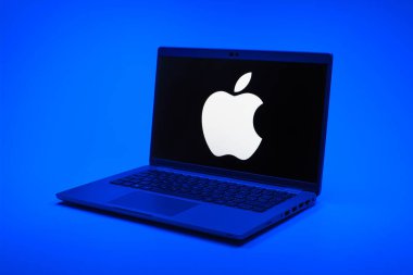Prag, Çek Cumhuriyeti - 10 21 2024: Apple logosunu gösteren bir defter.