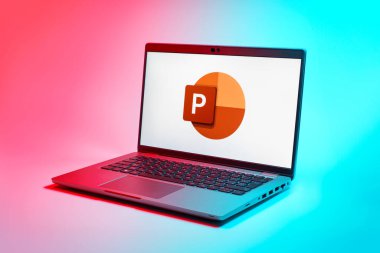 Prag, Çek Cumhuriyeti - 10 21 2024: Güç noktası logosunu gösteren bir defter.