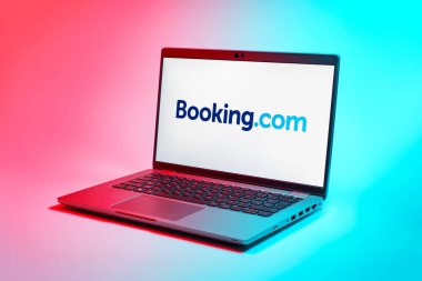 Prag, Çek Cumhuriyeti - 10 21 2024: Booking.com logosunu gösteren bir defter.