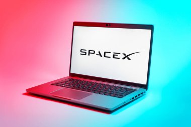 Prag, Çek Cumhuriyeti - 10 21 2024: SpaceX logosunu gösteren bir defter.