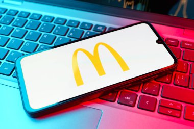 Prag, Çek Cumhuriyeti - 720 2024: Yüzeyde McDonalds logosunu gösteren akıllı telefon
