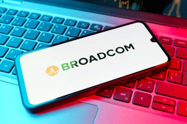 Prag, Çek Cumhuriyeti - 720 2024: Broadcom logosunu gösteren akıllı telefon