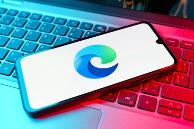 Prag, Çek Cumhuriyeti - 21 Ekim 2024: Microsoft Edge logosunu gösteren modern akıllı telefon aygıtı.