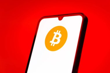 Prag, Çek Cumhuriyeti - 720 2024: Bitcoin logosunu gösteren akıllı telefon