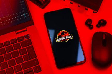 Prag, Çek Cumhuriyeti - 720 2024: Jurassic Park logosunu gösteren akıllı telefon