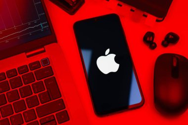 Prag, Çek Cumhuriyeti - 720 2024: Apple logosunu gösteren akıllı telefon