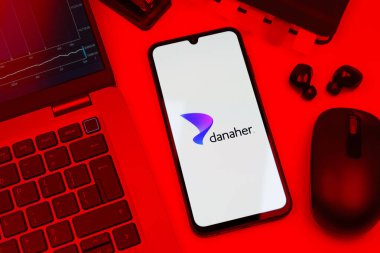 Prag, Çek Cumhuriyeti - 720 2024: Danaher logosunu gösteren akıllı telefon