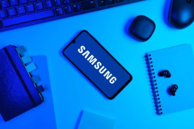 Prag, Çek Cumhuriyeti - 720 2024: Samsung logosunu gösteren akıllı telefon