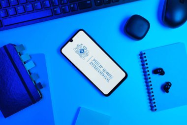 Prag, Çek Cumhuriyeti - 10 21 2024: Philip Morris logosunu gösteren akıllı telefon.