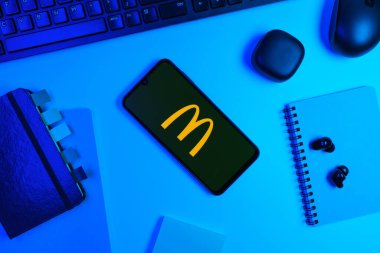 Prag, Çek Cumhuriyeti - 720 2024: Yüzeyde McDonalds logosunu gösteren akıllı telefon
