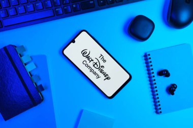 Prag, Çek Cumhuriyeti - 720 2024: Walt Disney logosunu gösteren akıllı telefon