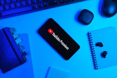 Prag, Çek Cumhuriyeti - 720 2024: Youtube Premium logosunu gösteren akıllı telefon