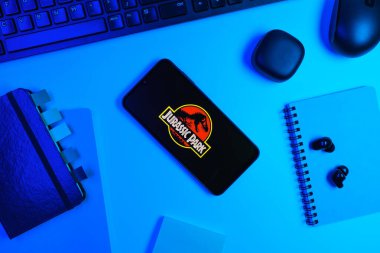 Prag, Çek Cumhuriyeti - 720 2024: Jurassic Park logosunu gösteren akıllı telefon