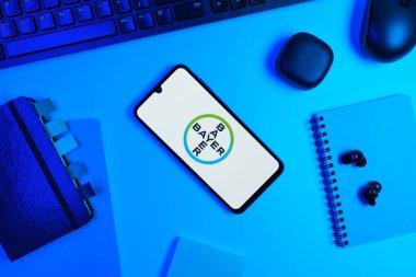 Prag, Çek Cumhuriyeti - 720 2024: Bayer logosunu gösteren akıllı telefon