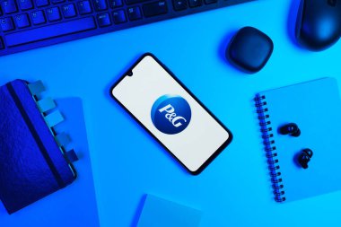 Prag, Çek Cumhuriyeti - 720 2024: Yüzeyde P & G logosu gösteren akıllı telefon