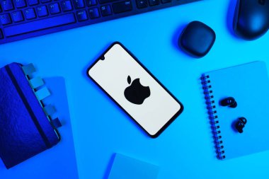 Prag, Çek Cumhuriyeti - 720 2024: Apple logosunu gösteren akıllı telefon