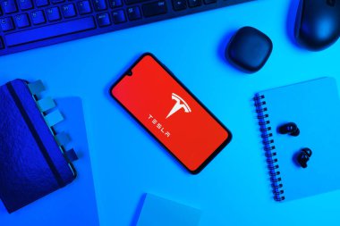 Prag, Çek Cumhuriyeti - 720 2024: Tesla logosunu gösteren akıllı telefon