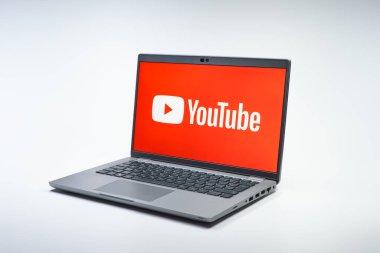 Prag, Çek Cumhuriyeti - 02 21 2025: Youtube logosunu gösteren dizüstü bilgisayar.