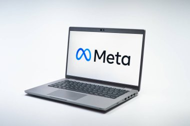 Prag, Çek Cumhuriyeti - 02 21 2025: Meta logosunu gösteren dizüstü bilgisayar.