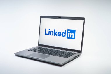 Prag, Çek Cumhuriyeti - 02 21 2025: LinkedIn logosunu gösteren dizüstü bilgisayar.