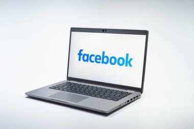 Prag, Çek Cumhuriyeti - 02 21 2025: Facebook logosunu gösteren dizüstü bilgisayar.
