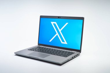 Prag, Çek Cumhuriyeti - 02 21 2025: X logosu gösteren dizüstü bilgisayar.