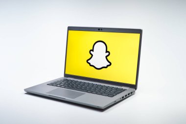 Prag, Çek Cumhuriyeti - 02 21 2025: Snapchat logosunu gösteren dizüstü bilgisayar.