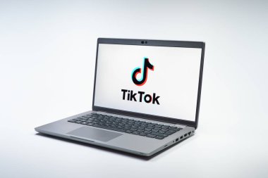 Prag, Çek Cumhuriyeti - 02 21 2025: TikTok logosunu gösteren dizüstü bilgisayar.