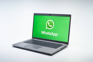 Prag, Çek Cumhuriyeti - 02 21 2025: yüzeyde WhatsApp logosunu gösteren dizüstü bilgisayar.