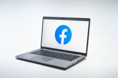 Prag, Çek Cumhuriyeti - 02 21 2025: Facebook logosunu gösteren dizüstü bilgisayar.