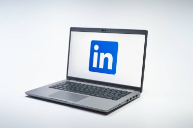 Prag, Çek Cumhuriyeti - 02 21 2025: LinkedIn logosunu gösteren dizüstü bilgisayar.