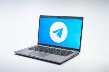 Prag, Çek Cumhuriyeti - 02 21 2025: Telegram logosunu gösteren dizüstü bilgisayar.