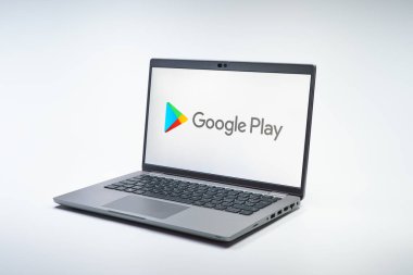Prag, Çek Cumhuriyeti - 02 21 2025: Google Play logosunu gösteren dizüstü bilgisayar.