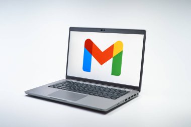 Prag, Çek Cumhuriyeti - 02 21 2025: Google Gmail logosunu gösteren dizüstü bilgisayar.