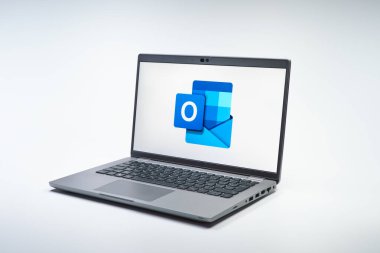 Prag, Çek Cumhuriyeti - 02 21 2025: Laptop Outlook logosunu gösteriyor.