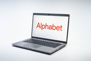 Prag, Çek Cumhuriyeti - 02 21 2025: Alfabe logosunu gösteren dizüstü bilgisayar.