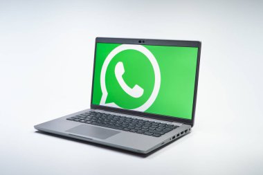 Prag, Çek Cumhuriyeti - 02 21 2025: yüzeyde WhatsApp logosunu gösteren dizüstü bilgisayar.