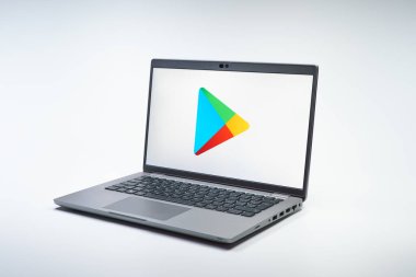Prag, Çek Cumhuriyeti - 02 21 2025: Google Play logosunu gösteren dizüstü bilgisayar.
