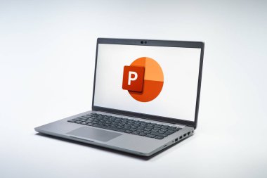 Prag, Çek Cumhuriyeti - 02 21 2025: Powerpoint logosunu gösteren dizüstü bilgisayar.